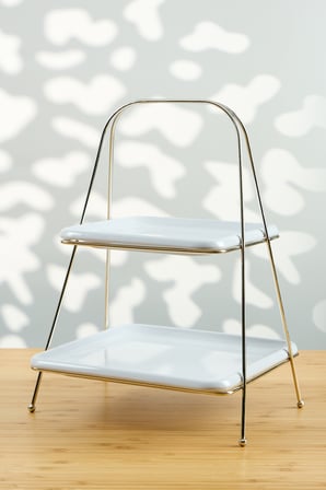 Lüks İki Katlı Gümüş Renkli Metal Servis Sunum Standı – 22×22 cm / 18×18 cm Tabaklı, 32 cm Yükseklik 