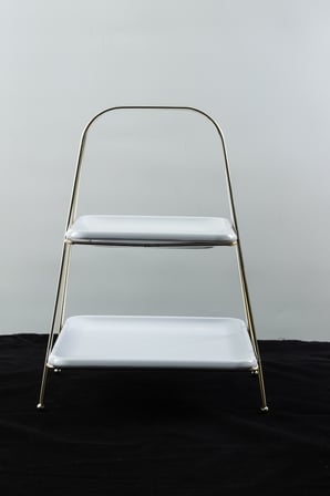 Lüks İki Katlı Gümüş Renkli Metal Servis Sunum Standı – 22×22 cm / 18×18 cm Tabaklı, 32 cm Yükseklik 