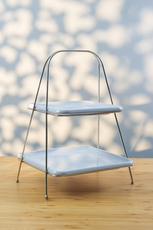 Lüks İki Katlı Gümüş Renkli Metal Servis Sunum Standı – 22×22 cm / 18×18 cm Tabaklı, 32 cm Yükseklik 