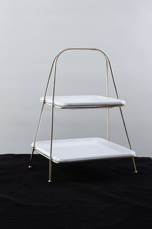 Lüks İki Katlı Gümüş Renkli Metal Servis Sunum Standı – 22×22 cm / 18×18 cm Tabaklı, 32 cm Yükseklik 