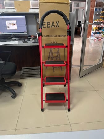 EBAX Lüx 4 Basamaklı Katlanır Ev ve Ofis Merdiveni - Sağlam Metal Gövde, Geniş Kaymaz Mat Basamaklı Taşınabilir Portatif Merdiven (Kırmızı-Siyah)