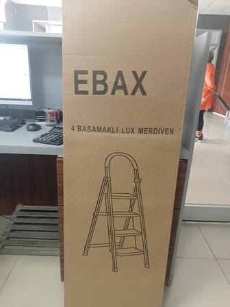EBAX Lüx 4 Basamaklı Katlanır Ev ve Ofis Merdiveni - Sağlam Metal Gövde, Geniş Kaymaz Mat Basamaklı Taşınabilir Portatif Merdiven (Kırmızı-Siyah)