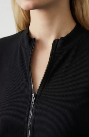 Kadın Siyah Yarım Fermuarlı ve Kısa Kollu Crop Top Bluz