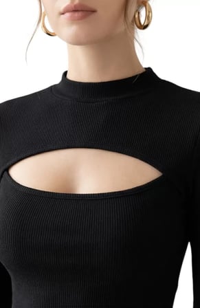 Kadın Siyah Göğüs Dekolteli Uzun Kollu Cut Out Crop Top Bluz – Şık, Rahat ve Kolay Kombinlenebilir