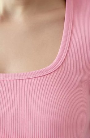 Kadın Pembe Yarım Kol Düz Yaka Crop Top Bluz – Şık, Rahat ve Kolay Kombinlenebilir