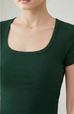 Kadın Yeşil Yarım Kol Düz Yaka Crop Top Bluz – Şık, Rahat ve Kolay Kombinlenebilir