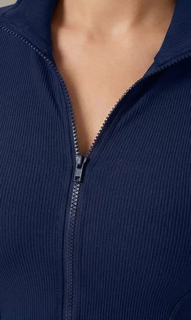 Kadın Lacivert Uzun Kol Fermuarlı Parmak Geçme Detaylı Dik Yaka Crop Top Bluz – Şık, Rahat ve Kolay Kombinlenebilir