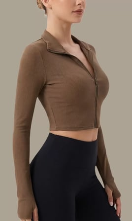 Kadın Kahverengi Uzun Kol Fermuarlı Parmak Geçme Detaylı Dik Yaka Crop Top Bluz – Şık, Rahat ve Kolay Kombinlenebilir