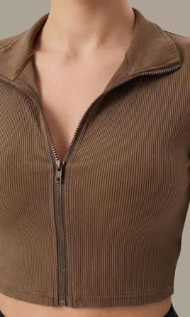 Kadın Kahverengi Uzun Kol Fermuarlı Parmak Geçme Detaylı Dik Yaka Crop Top Bluz – Şık, Rahat ve Kolay Kombinlenebilir