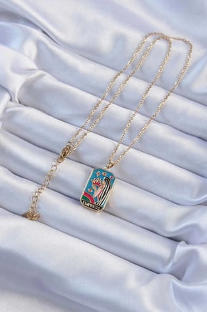 BFS 316L Çelik Zincir Altın Renk Taç ve Kız Figürlü Renkli Mineli Tarot Kolye