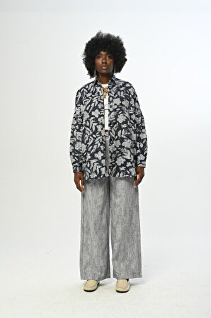 KADIN DESENLİ LACİVERT OVERSİZE KESİM GÖMLEK