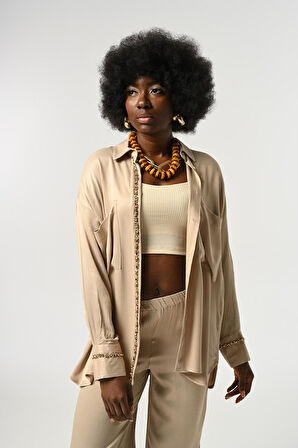 KADIN ÖNÜ VE KOLLARI TAŞ-PUL İŞLEMELİ DÜZ RENK GÖMLEK