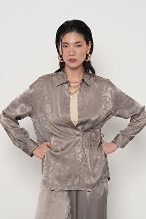 KADIN DESENLİ YANDAN BAĞLAMALI GRİ RENK GÖMLEK