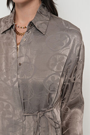 KADIN DESENLİ YANDAN BAĞLAMALI GRİ RENK GÖMLEK