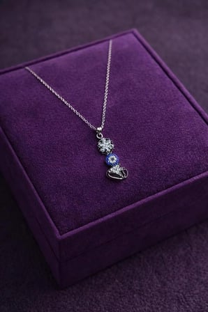 Mavi Boncuklu Vav Figürlü Gümüş Rengi Kolye