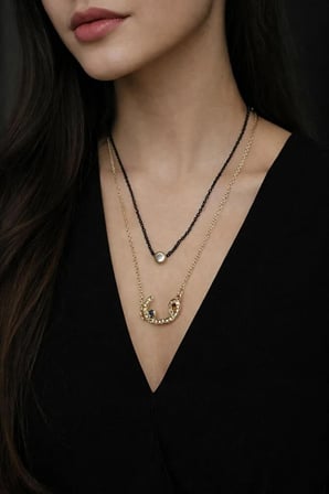 Tek Taşlı Vav Harfli 2 li çift Renkli Zincir Gold Rengi Kolye