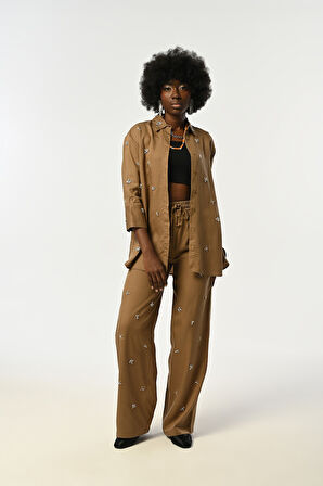 KADIN ÖNÜ TAŞ İŞLEMELİ TRUVAKAR KOLLU TOPRAK RENK GÖMLEK