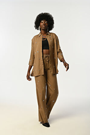 KADIN ÖNÜ TAŞ İŞLEMELİ TRUVAKAR KOLLU TOPRAK RENK GÖMLEK