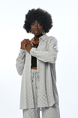 KADIN GRİ RENK DESENLİ OVERSİZE KESİM GÖMLEK