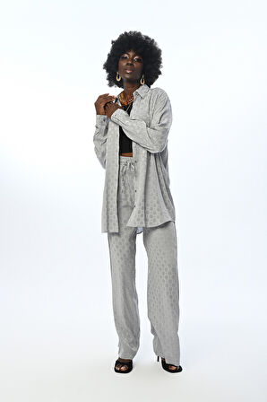 KADIN GRİ RENK DESENLİ OVERSİZE KESİM GÖMLEK