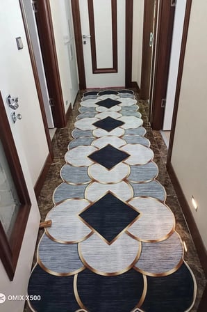 Yolluk Halı – Kaymaz Tabanlı, Yıkanabilir, Yumuşak Dokulu, Şık ve Dayanıklı Tasarım (santa