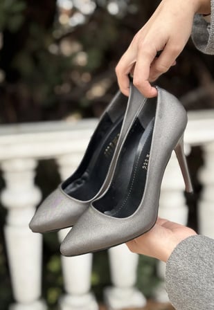 Erbilden Hillar Platin Saten Stiletto Ayakkabı 10 CM Topuklu