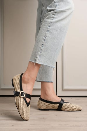 Ponti Siyah Cilt Hasır Detaylı Kemerli Kadın Babet Ayakkabı