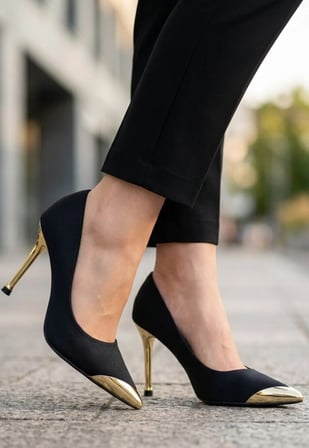 Norji Siyah Saten Stiletto Ayakkabı Gold Topuklu Altın Burunlu