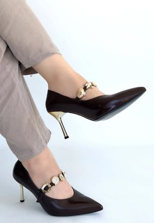 Conne Kahverengi Cilt Stiletto Ayakkabı, Deniz Kabuklu Tokalı Topuklu Kadın Ayakkabı