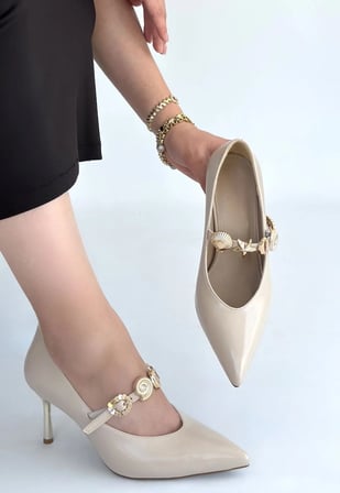 Conne Bej Cilt Stiletto Ayakkabı Altın Detaylı 8 cm Topuk