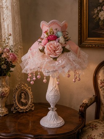 Pudra Pembe Kadife Çiçek Süslemeli Başlık Beyaz Metal Ayaklı Klasik Prenses Model Abajur 50x30cm