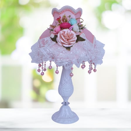 Pudra Pembe Kadife Çiçek Süslemeli Başlık Beyaz Metal Ayaklı Klasik Prenses Model Abajur 50x30cm