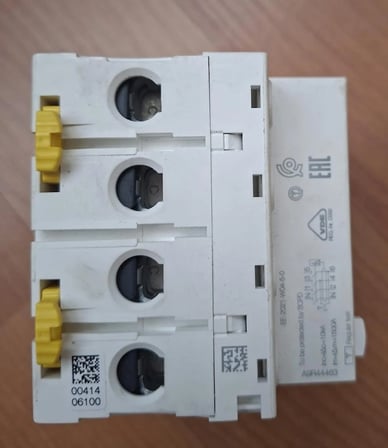 Schneider Elektrik  A9R44463  4 x 63 Amper 300 Ma Kaçak Akım Rölesi