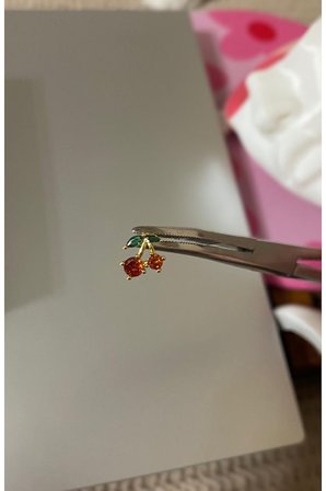 KİRAZ FİGÜRLÜ MİNİMAL TRAGUS KIKIRDAK PEARCING KÜPE ZİRKON TAŞLI GOLD ÇELİK