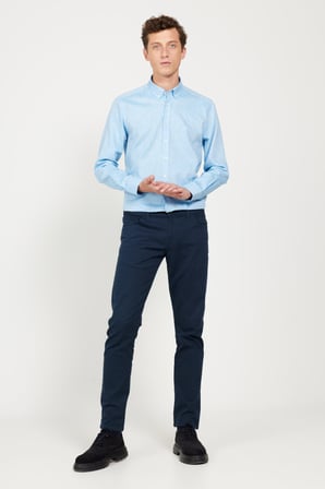 Erkek Mavi Slim Fit Dar Kesim Düğmeli Yaka Pamuklu Armürlü Keten Gömlek