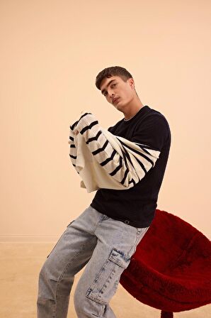 DeFacto Relax Fit Bisiklet Yaka Yaka İçi Penye Detaylı Pamuklu Triko Kazak D3290AX24AUNV64