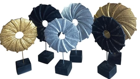(31cm -36cm boyunda)-(19cm -23cm çapında) kırılmaz polyester,halka pervane figürlü biblo(dilediğiniz notu hediye paketi üzerine yazılı şeklinde gönderim yapılmaktadır)