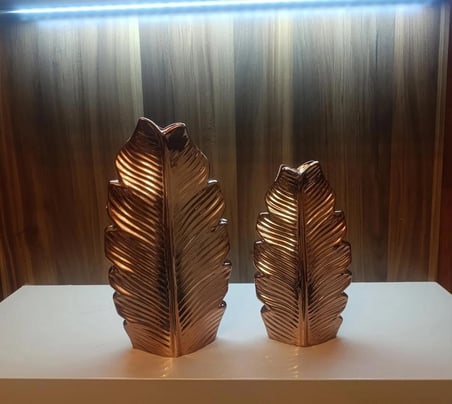 23cm ve 19cmlik boylarında kırılmaz polyester,2 lü yaprak desenli biblo vazo(dilediğiniz notu hediye paketi üzerine yazılı şeklinde gönderim yapılmaktadır)