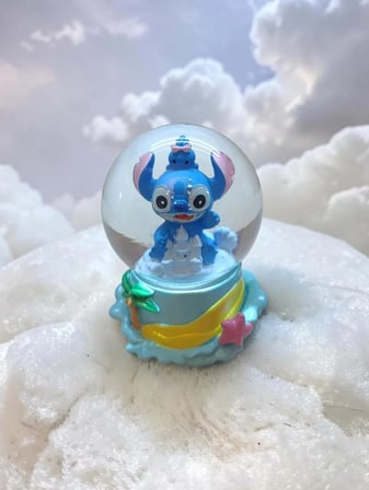 9cm-6cm –şato Önü figürlü Işıklı Stitch Kar küre(dilediğiniz notu hediye paketi üzerine yazılı şeklinde gönderim yapılmaktadır)