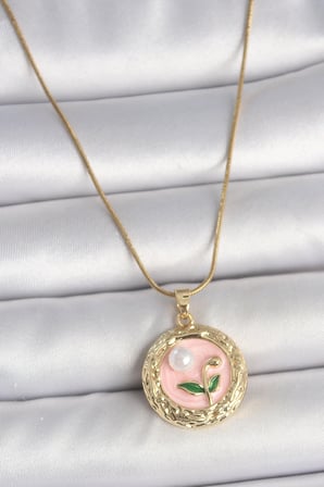 316L Çelik Gold Renk Zincir Pembe Çiçek İşlemeli inci Detay Portre Model Kadın