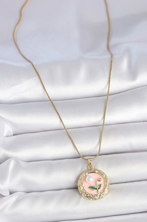 316L Çelik Gold Renk Zincir Pembe Çiçek İşlemeli inci Detay Portre Model Kadın