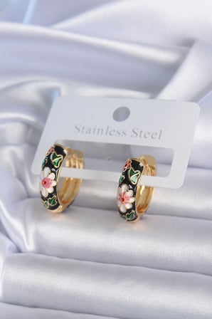 Pirinç Gold Renk Siyah Çiçek İşleme Kadın Küpe 5886