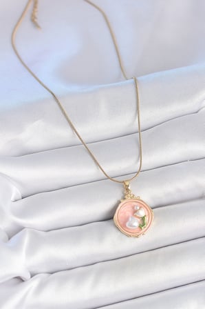 316L Çelik Gold Renk Zincir Pembe Mineli İncili Çiçek İşlemeli Portre Model Ka