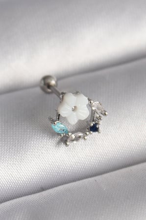 316L Çelik Gümüş Renk Zirkon Taş Detay Beyaz Çiçek Model Tragus Piercing 5886