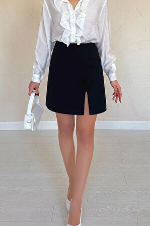 JANES Siyah Yırtmaçlı Gül Detaylı Mini Etek