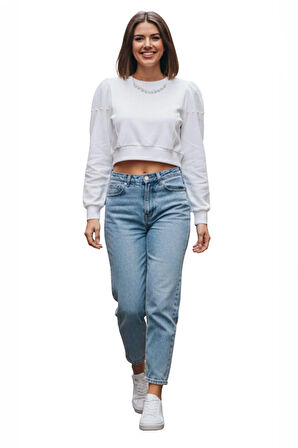 Beyaz Bisiklet Yaka Kollar ve Yaka İnci İşleme Detaylı Crop Sweatshirt