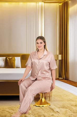 Aesco Büyük Beden Şık Tasarım Vizon Çizgili Düğmeli Kısa Kol Lüx Saten Pijama Takımı