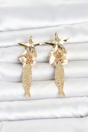 Deniz Yıldızı ve Balık Detaylı Krem Taşlı Gold Renk Kadın Küpe