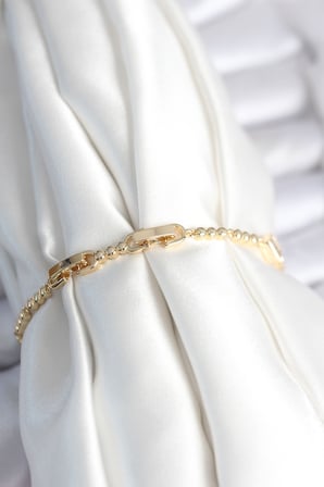 Pirinç Gold Renk Zirkon Taşlı Kalpli Model Kadın Bileklik 5886