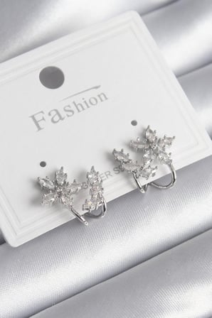 Pirinç Gümüş Renk Zirkon Taşlı Çiçek Model Kadın Küpe 5886